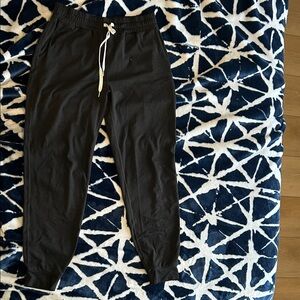 Vuori Black joggers